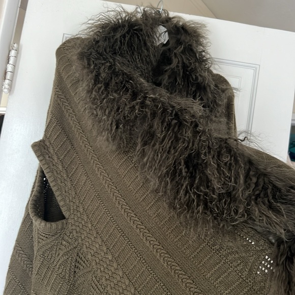 Camila Kakadu Calling Shearling Cape Vest - Picture 13 of 15